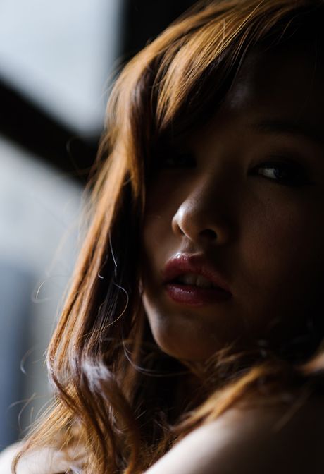 all gravure: La cougar asiatica Nono Mizusawa presenta le sue tette enormi e posa in calze nere
