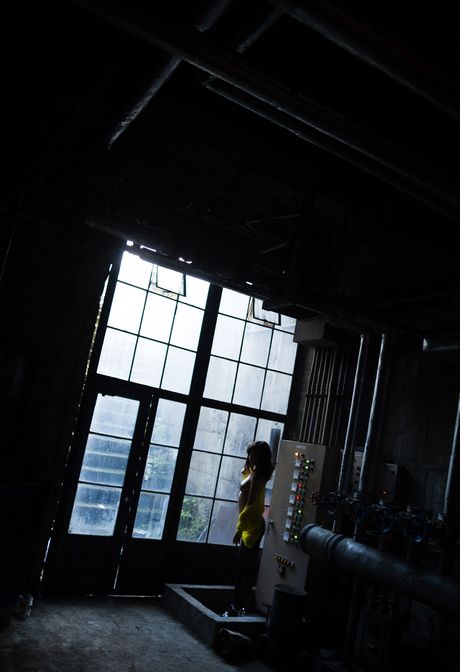 all gravure: 亞洲熟女 Nono Mizusawa 展示她巨大的乳房並穿著黑色絲襪擺姿勢