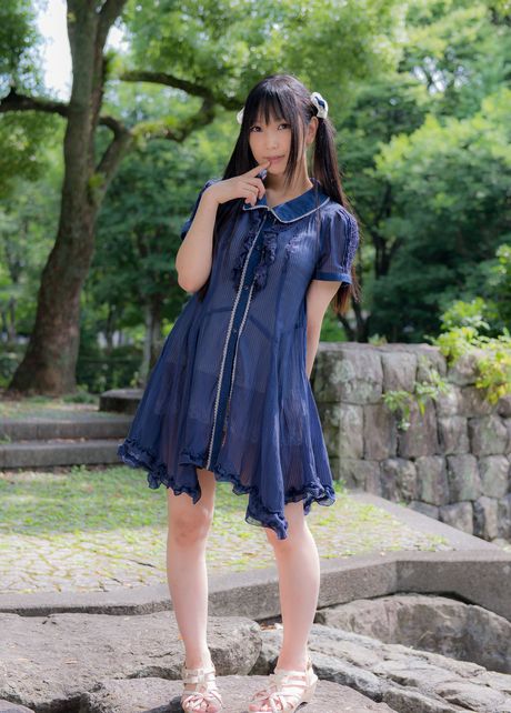 all gravure: アジアのティーンLenfriedom Type H7がセクシーな屋外ストリップで彼女の毛のないオマンコを披露