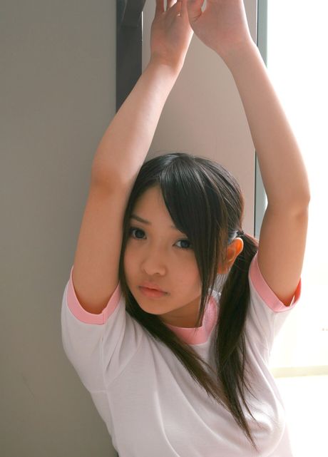 all gravure: Azjatycka lalka Yoshiko Suenaga rozbiera się w butach do biegania