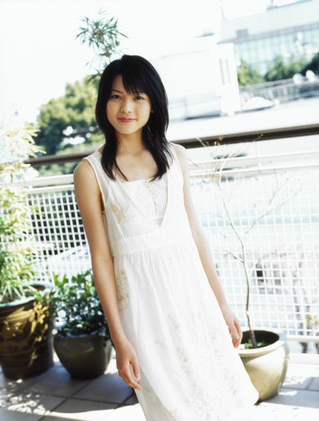 all gravure: アジアの女の子、矢島舞美がビキニ姿で小さな胸を披露しポーズをとる