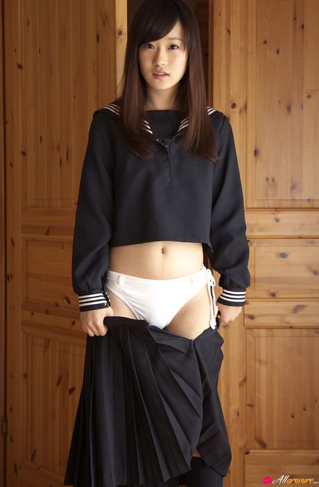 all gravure: 亞洲女孩 Kana Yuuki 赤身裸體，身穿白色及膝襪