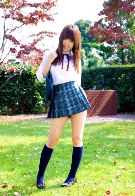 all gravure: 可愛的日本美女白石瑞穗穿著及膝襪在沙發上赤裸裸