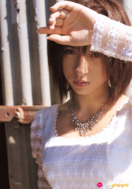 all gravure: La adolescente asiática Kasumi Nakane resalta sus grandes pechos y posa en solitario