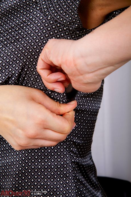 all over 30: 印象的なウクライナの熟女デリーは、ランジェリー姿で彼女の熱いお尻とトリミングされたオマンコを披露します