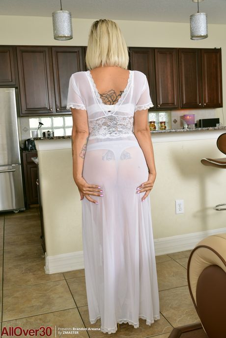 all over 30: Blond american milf Brandon Areana shows off her massive booty and her trimmed pussy