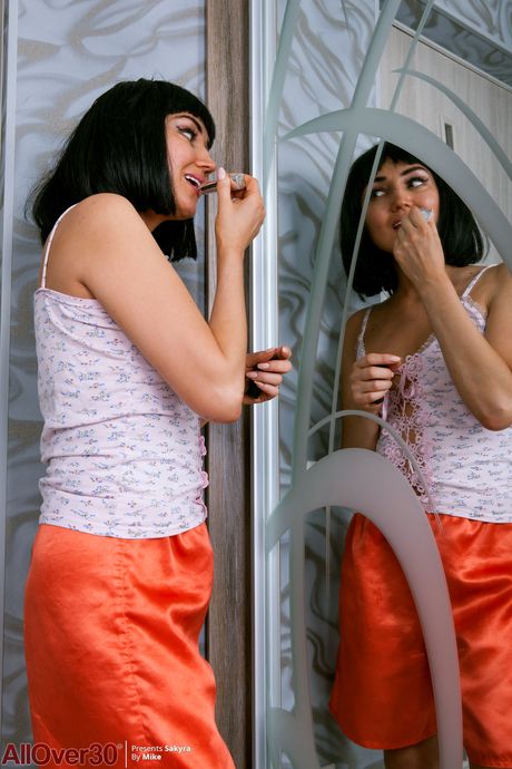 all over 30: Hete Oekraïense huisvrouw Matilda kleedt zich uit en pronkt met haar enorme kont en roze kutje