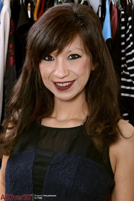 all over 30: Dojrzała Tasha Grant pokazuje swoje duże cycki i pozuje solo