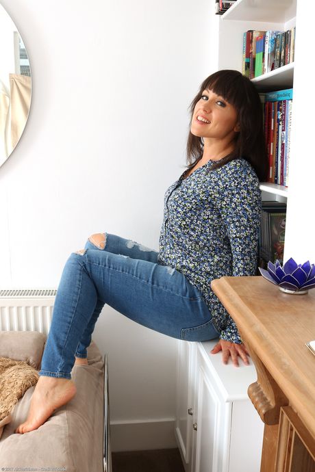 all over 30: La brune britannique mature Lucy Love exhibe son gros cul et montre sa peau nue