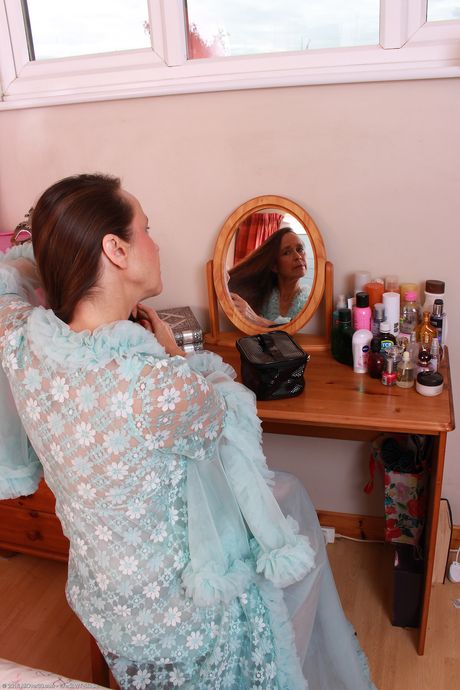 all over 30: 年老いたジョシー・ポジーが大きなお尻を披露し、ランジェリー姿でポーズをとる