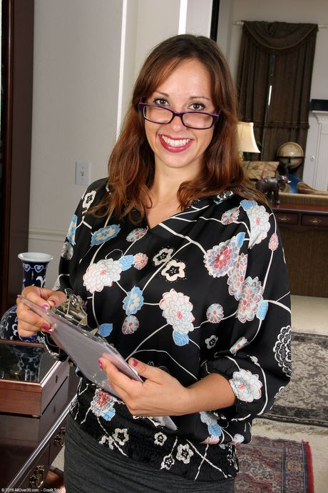 all over 30: Arial Banks, ragazza americana adulta che lavora in ufficio, si spoglia delle calze e posa alla sua scrivania
