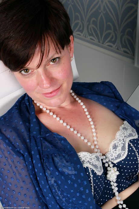 all over 30: 成熟秘書 Olivia G 展示她豐滿的臀部，穿著絲襪擺姿勢