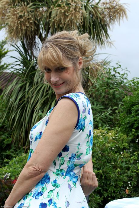 all over 30: 年老いた金髪のジェーン・Bがソロショーで大きなお尻とおっぱいを披露