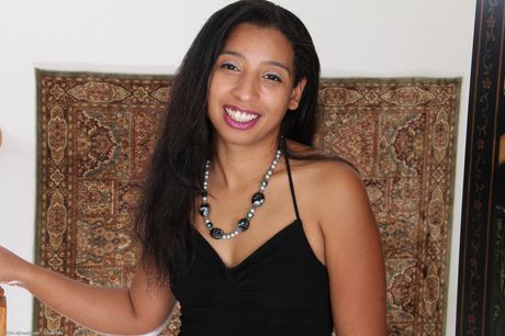 all over 30: Zachwycająca dojrzała Amerykanka z małymi cyckami Divine rozbiera się i oferuje swoją figurę bez ubrań