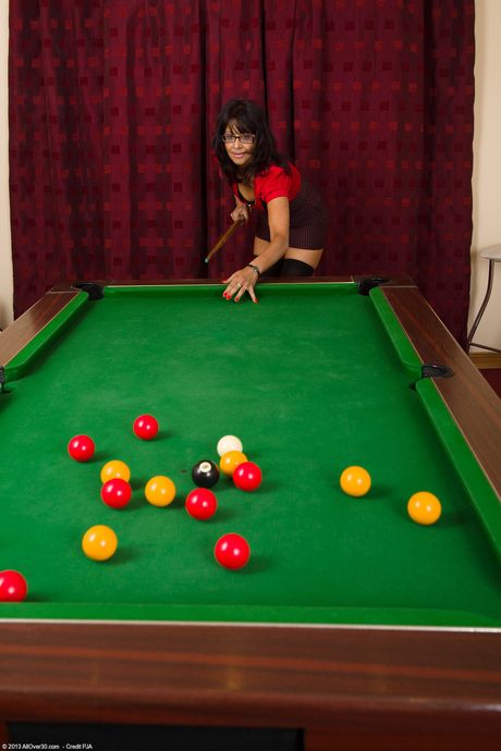 all over 30: Die heiße reife Britin Sophia Smith zeigt ihren riesigen Arsch und masturbiert in Strümpfen