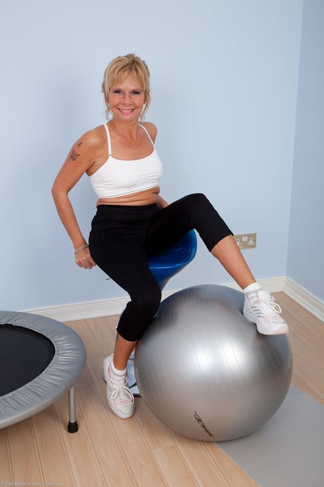 all over 30: Hot british MILF Cathy Oakley shows her sexy ass and masturbates in sneakers