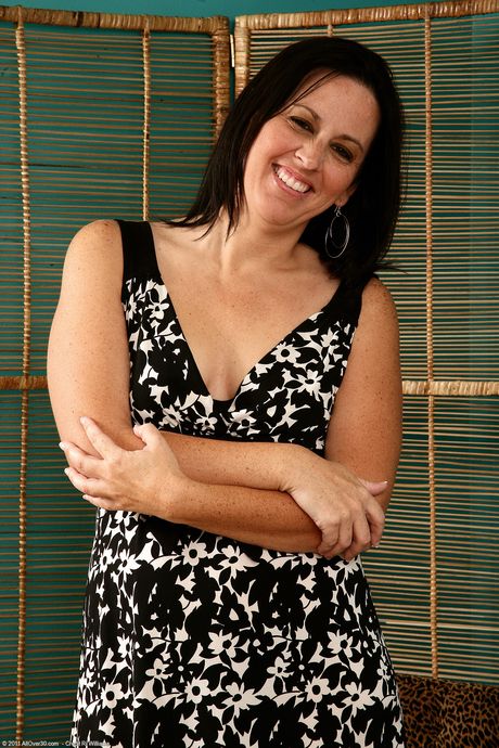 all over 30: Sexy estadounidense madura stacy hejtmanek revela sus grandes estantes y poses en medias
