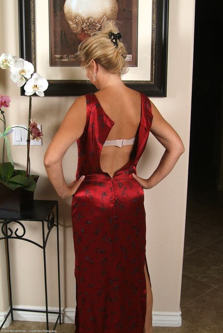 all over 30: Blond mommy Katie shows off her thick ass and her shaved pussy in the kitchen