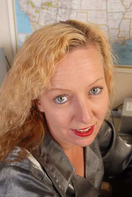 all over 30: Blond asystentka Heidi D rozbiera się w pracy i pociera swoją dojrzałą cipkę