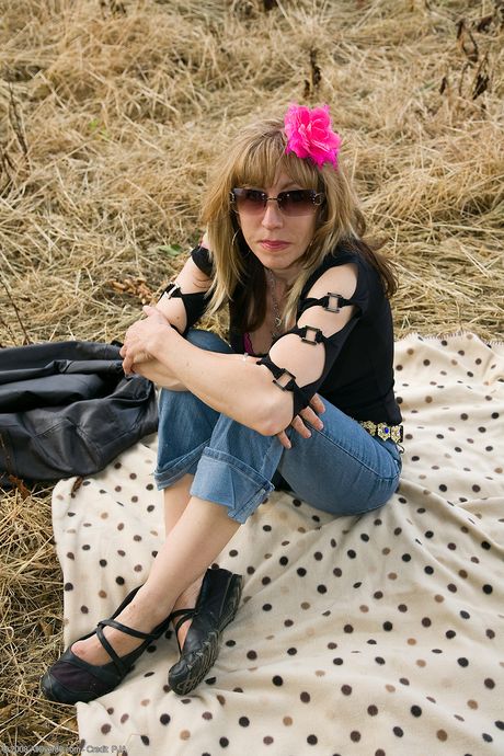 all over 30: Die erwachsene britische Blondine Lizzy zeigt ihre großen Brüste und ihre rasierte Muschi aus nächster Nähe