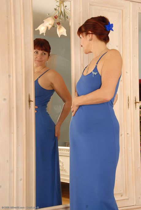 all over 30: La mature tchèque lascive Diana exhibe son gros cul et écarte sa chatte rasée