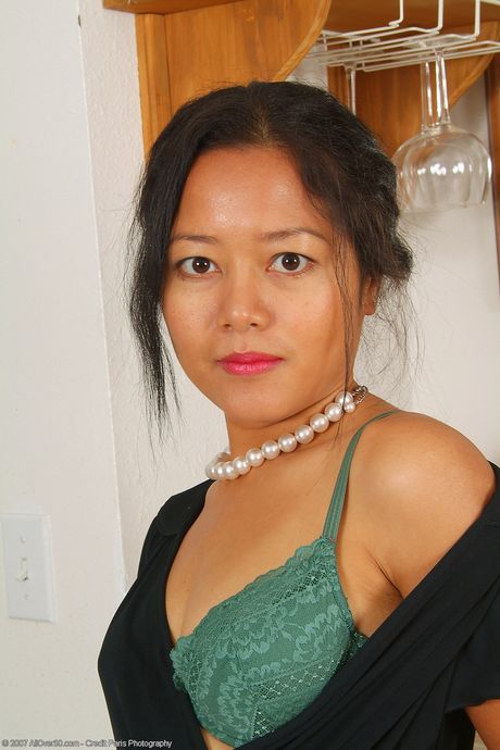 all over 30: Azjatycka mama Adena pokazuje swój duży tyłek i przyciętą cipkę