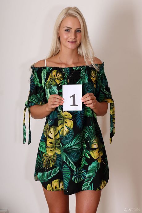 als scan: De lichtharige Tsjechische babe Katy Sky trekt een jurk en hakken uit om helemaal naakt te worden