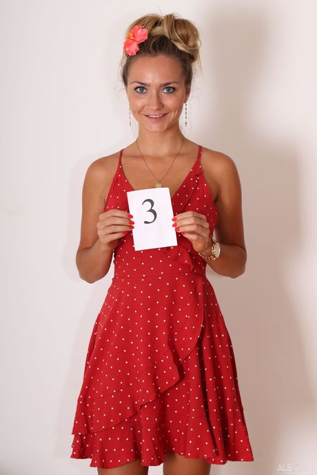 als scan: La superbe tchèque Victoria Puppy se dévêt entièrement lors d