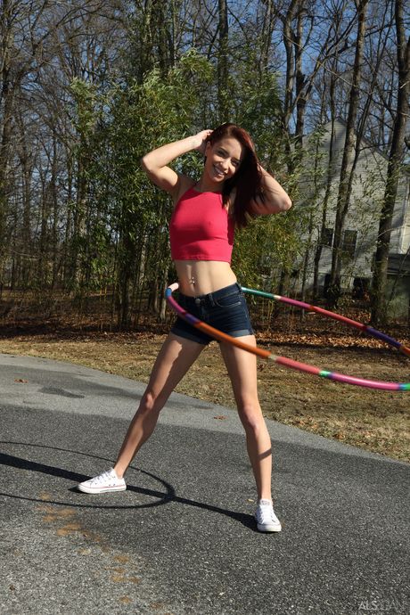 als scan: Chuda amerykańska nastolatka Paisley Rae sika na patio po tym, jak się rozebrała