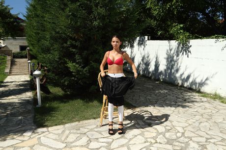 als scan: Die dunkelhaarige Teenagerin Katy Rios zieht sich in einem Hinterhof aus