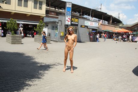 als scan: Billy Raise, teenager ceco, si spoglia per strada con gli occhiali da sole
