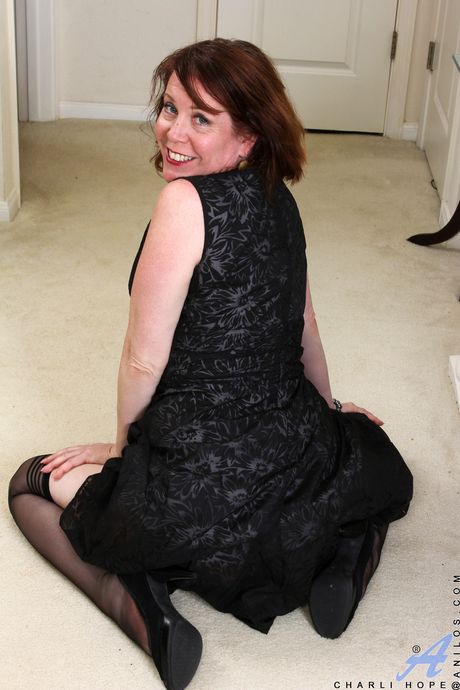 anilos: Mature american housewife Charli Hope displays her amazing tits and stands revealed in the nude