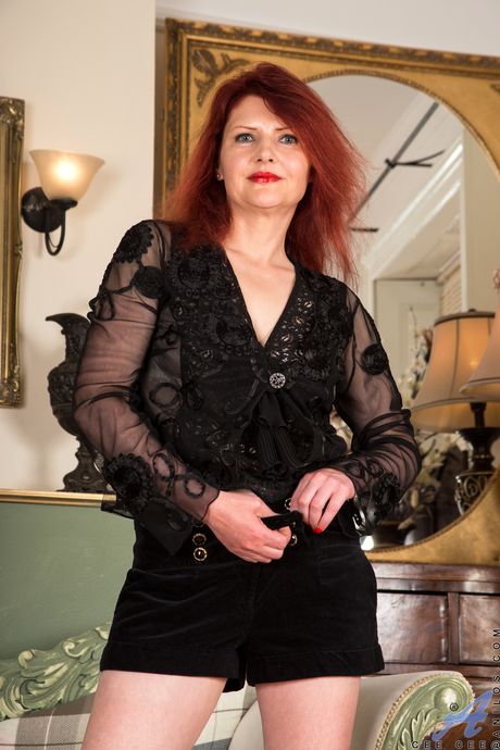 anilos: Dorosła Cee Cee pokazuje swój duży tyłek i ogoloną cipkę