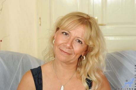 anilos: Mature czech light-haired Sara Lynn shows off her thick ass and her shaved pussy