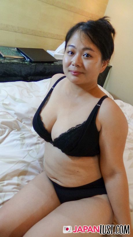 japan lust: 亞洲熟女 Yae Tanabe 的陰道被假陽具和雞巴塞得滿滿的