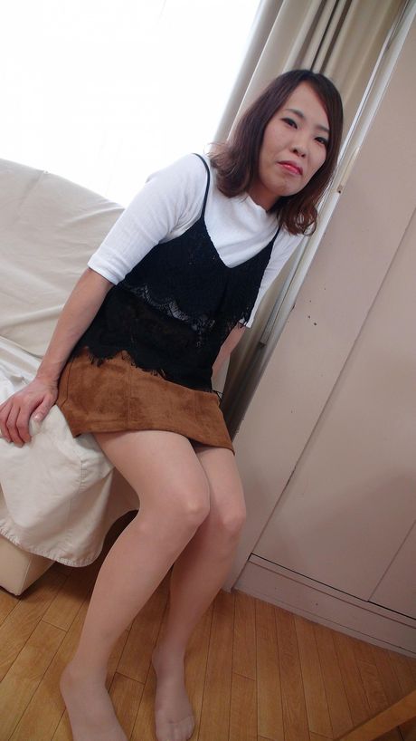 japan lust: 亞洲熟女 Mai Satoyama 展示她完美的臀部，並用假陽具張開她的陰部