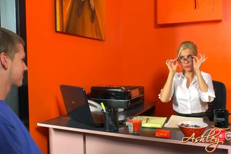 ashley fires: La cougar américaine aux cheveux clairs Ashley Fires se fait lécher la chatte et lécher par un étudiant