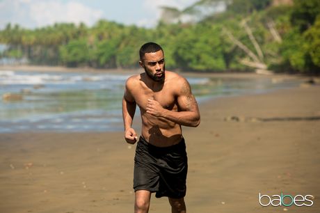 babes network: Ginger Gala Brown opala się na plaży, gdy Stallion biega