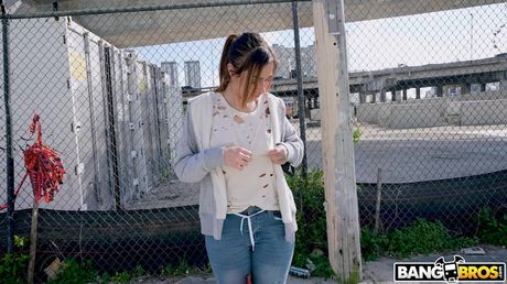 bangbros: Briljante Amerikaanse pop Chanel Brooks krijgt haar kutje geneukt op een bed