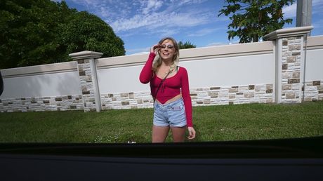 bangbros: Die blonde Amerikanerin Stella Elle wird von einem schwarzen und einem weißen Kerl gebumst