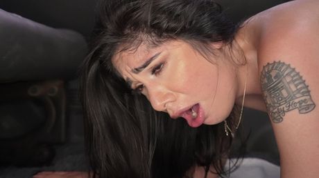 bangbros: La brune angélique américaine Lucy Sunflower se fait remplir les trous par la BBC et la BBC