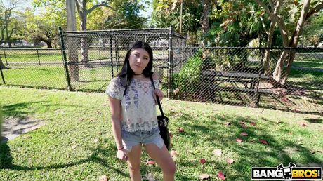 bangbros: Kourtney Kai 是個美麗的黑髮美女，喜歡被操