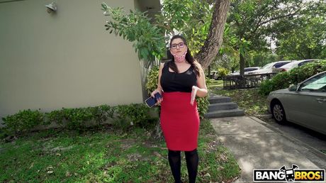 bangbros: Amerykańska MILF o krągłych piersiach Laila Lust pozwala, by jej cipka była lizana i ruchana w autobusie