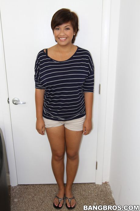 bangbros: Azjatycka dziewczyna z okładki Reina Lee rozbiera się przed seksem z dwoma facetami