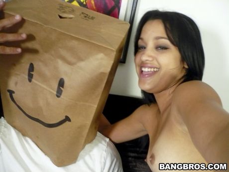 bangbros: Łacińska piękność Abella Anderson ssie kutasa zanim znajdzie się on w jej cipce