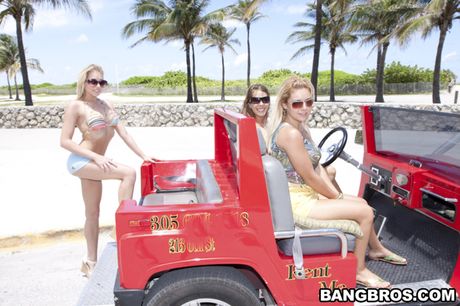 bangbros: Drei heiße Blondinen ziehen sich aus und teilen sich einen Dildo in einem heißen lesbischen Dreier