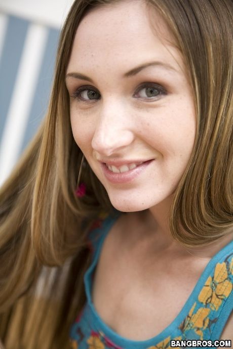 bangbros: Idealna amerykańska dziewczyna Brooke Bennett odsłania swoje małe cycki i dostaje kutasa w cipkę