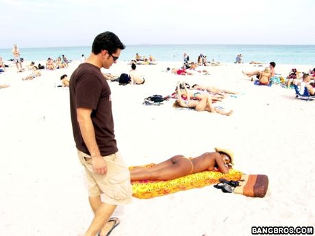 bangbros: Ciemnoskóra amerykańska piękność Rane Revere zostaje wydymana przez białego faceta na plaży