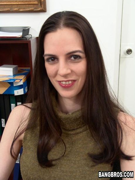 bangbros: A mãe britânica Eve Bentley tem sua buceta fodida no sofá