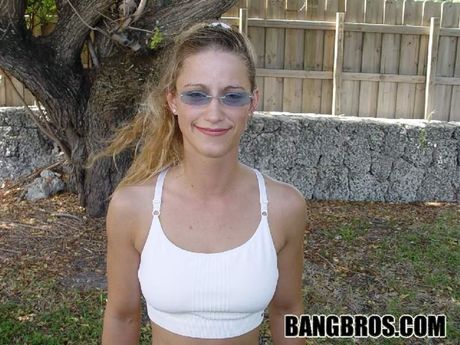 bangbros: 這位淺色頭髮的捷克美女 Nicky Reed 露出她嬌小的乳房，並在戶外接受面部護理